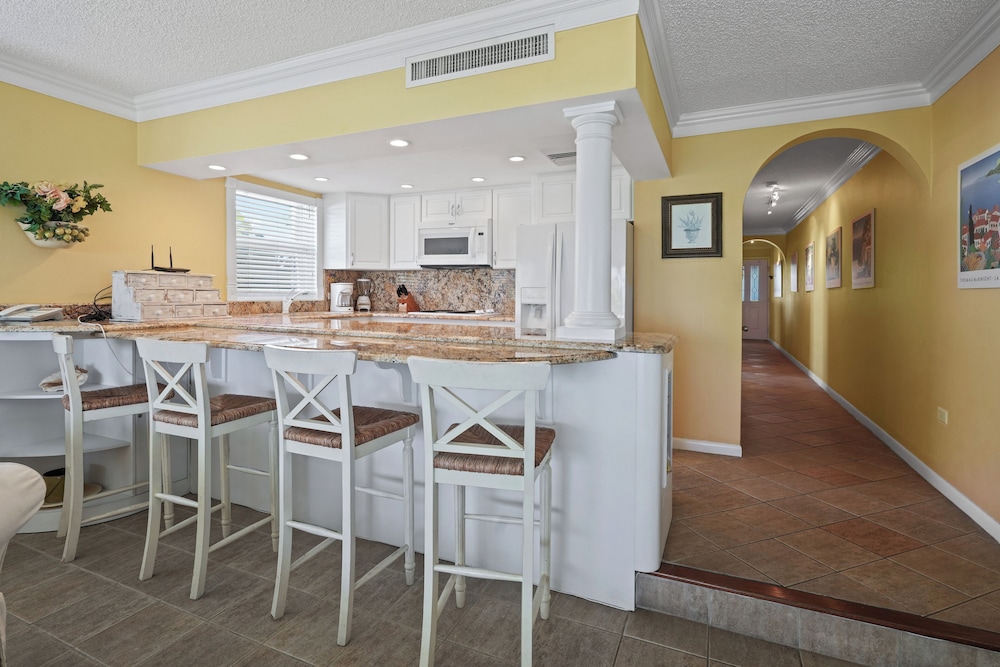Aqua Bay Club Luxury Condos 27/50