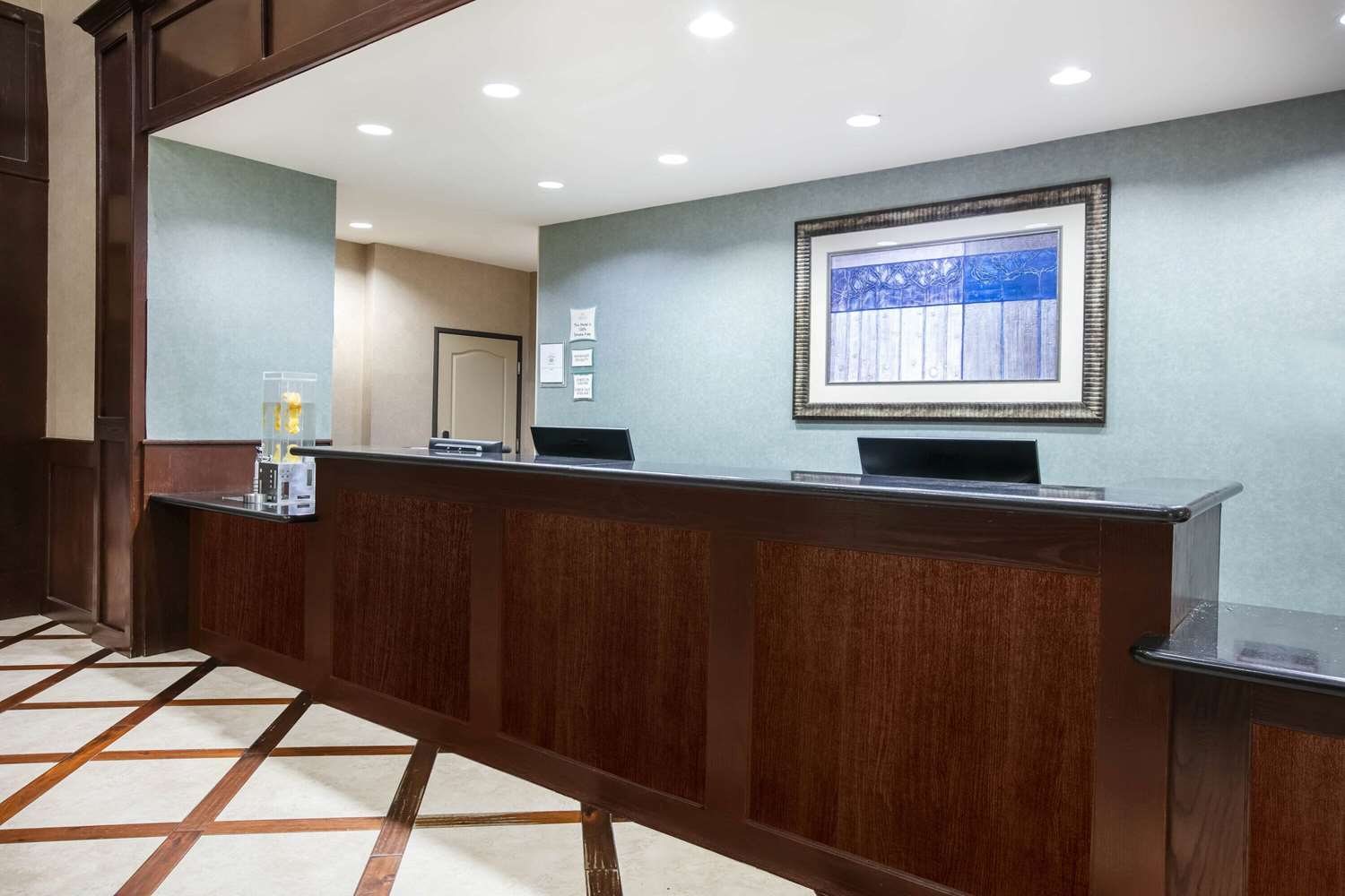 La Quinta Inn and Suites by Wyndham DFW Airport West - Euless 9/65
