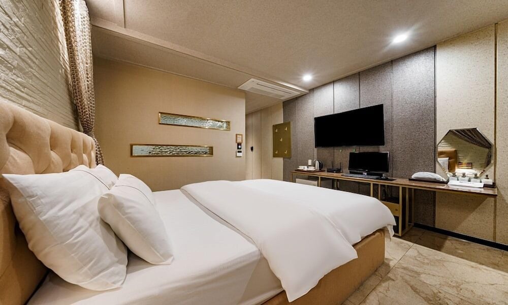 Urban Hotel Golf Shillim 8/68