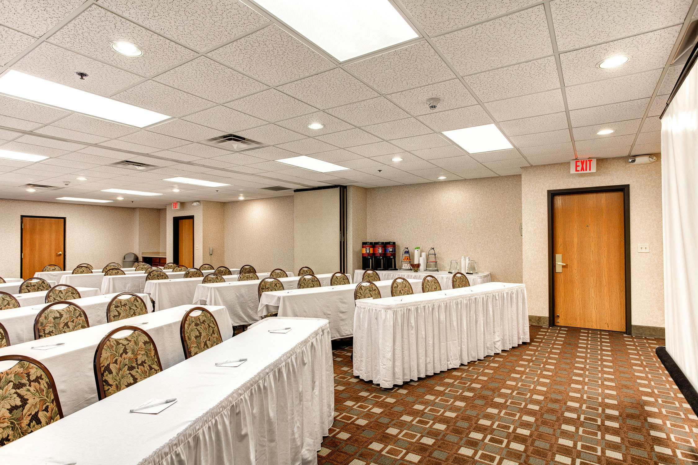 Hampton Inn Suites Addison 56/58