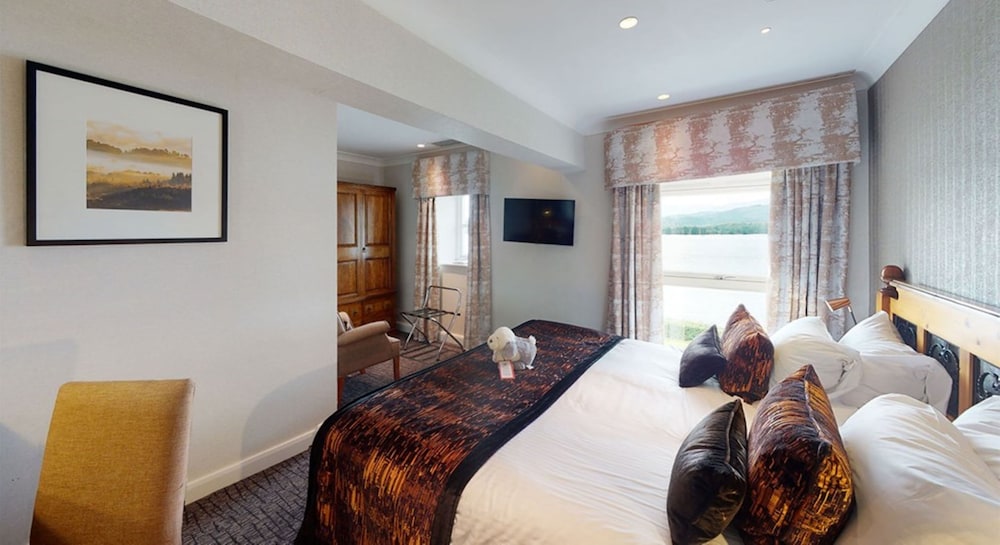 King Bed, Lake View