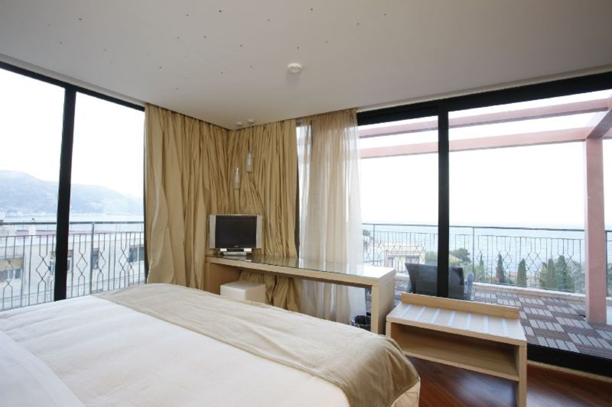 VILLA ESPERIA 10/50