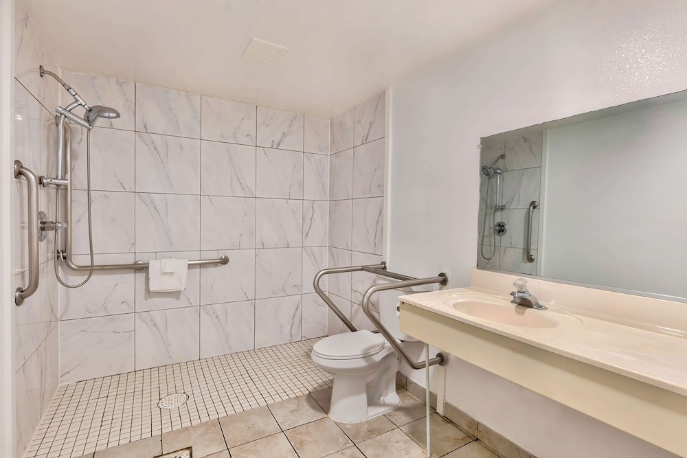 Motel6 Falls Church, VA - Arlington Boulevard 25/25
