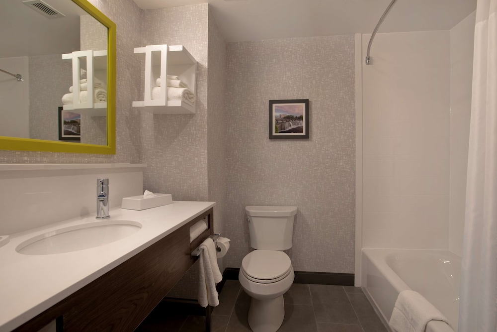 Hampton Inn Suites Ottawa West Ontario Canada 18/52