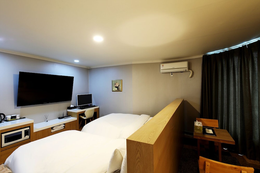 White Tourist Hotel 12/24