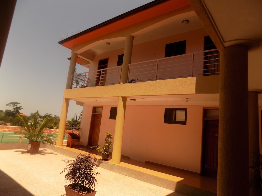 Entebbe Travelle'rs Inn 7/50