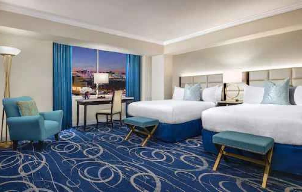 LUXURY, 2 QUEEN BEDS