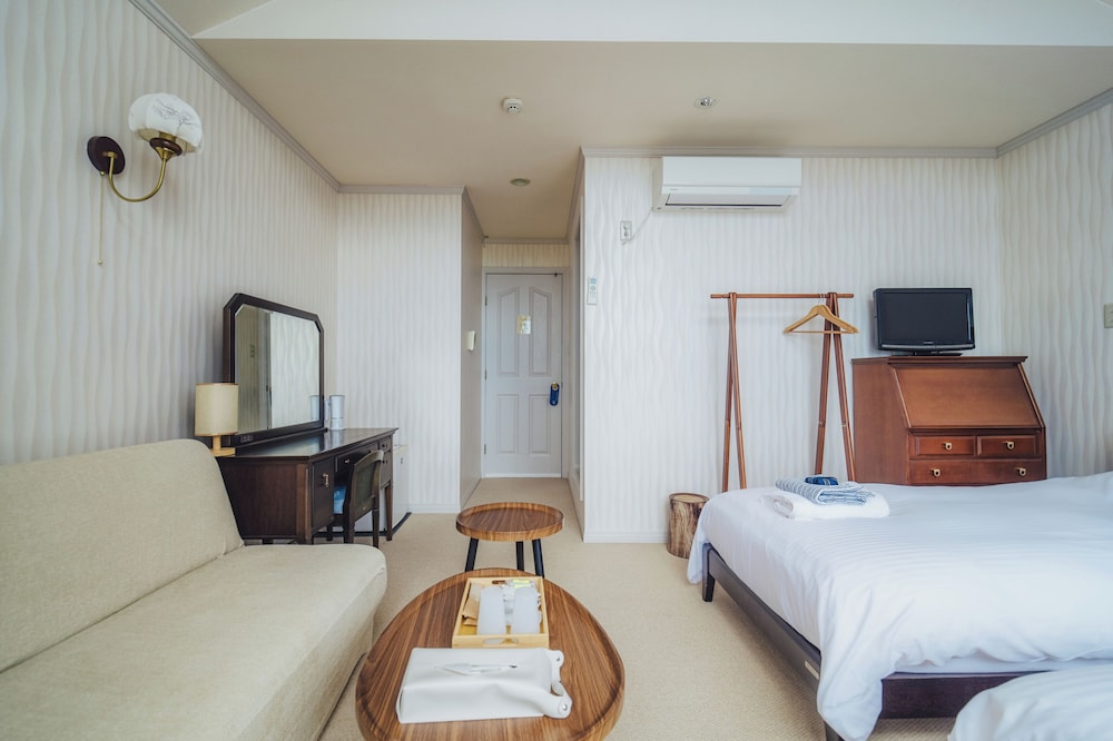 DELUXE, TWIN BEDS, PARTIAL SEA VIEW, BALCONY