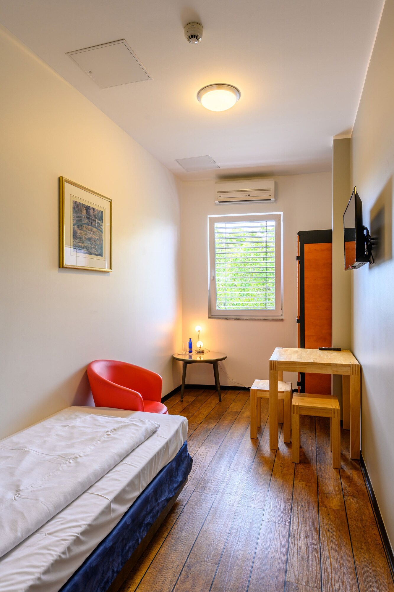 ROOM, SINGLE