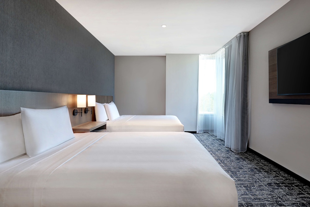 ROOM, 2 QUEEN BEDS, SOFA, HIGH FLOOR
