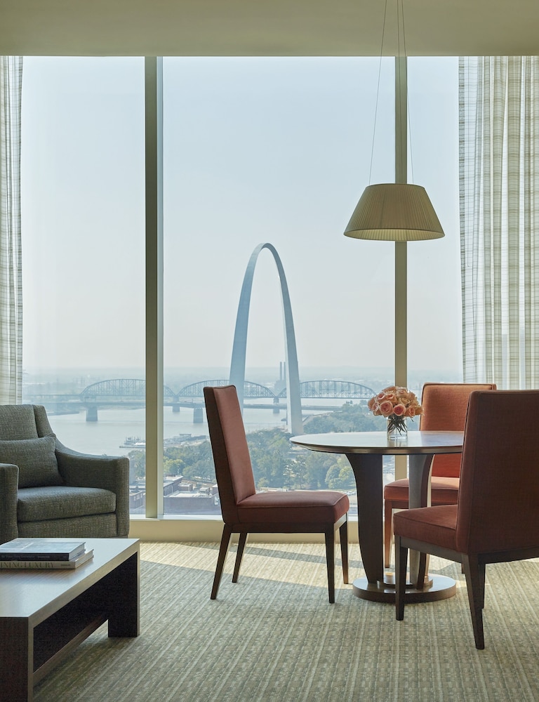 Four Seasons Hotel St. Louis 76/79