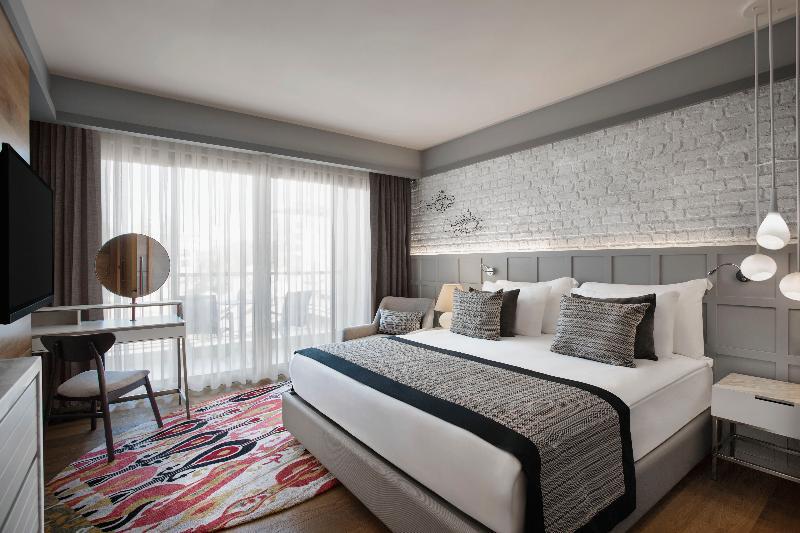Superior, Triple, King Bed, Side Sea View