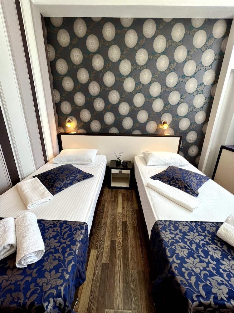 IRIS HOTEL 18/50