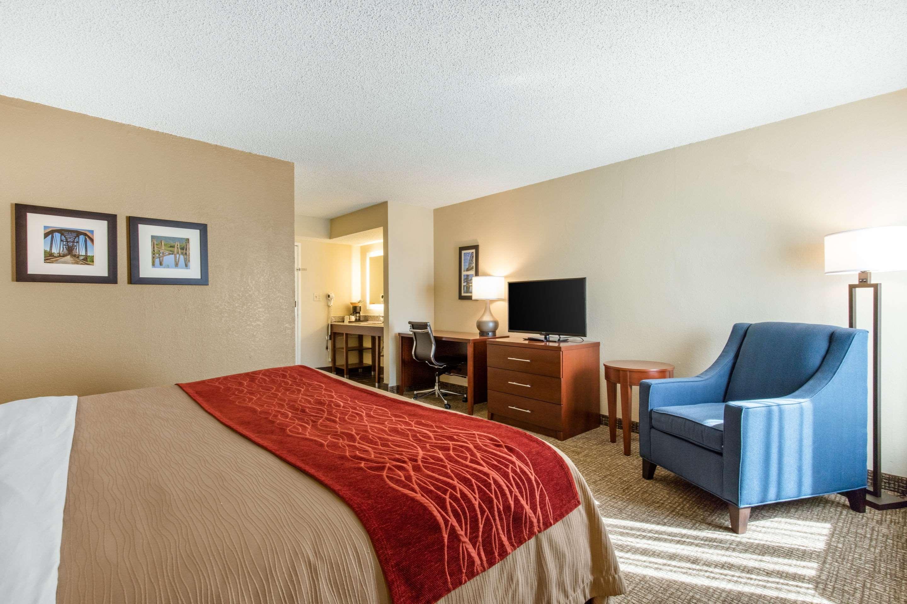 ROOM, KING BED