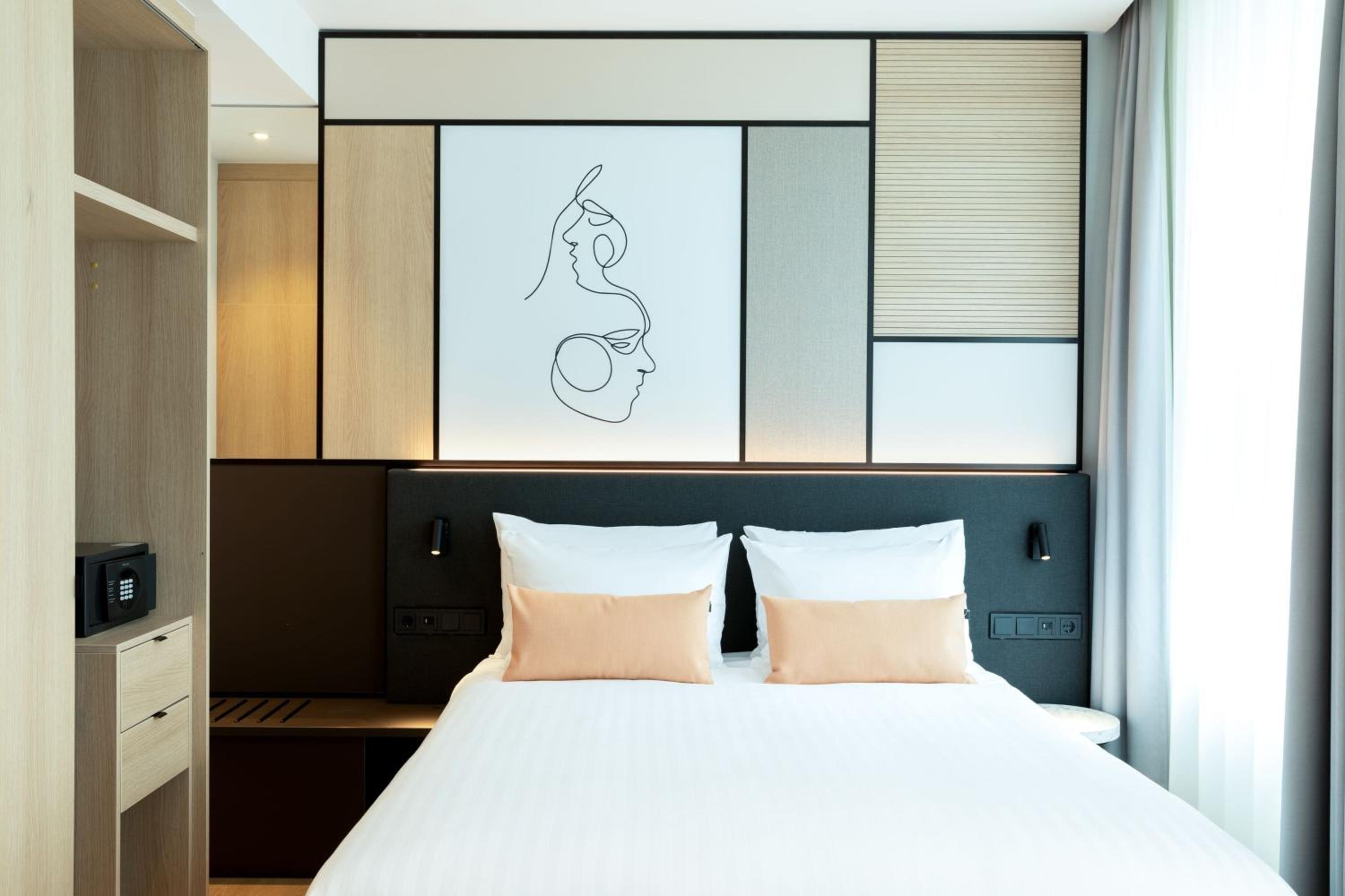 Studio, Queen Bed, Skyline View