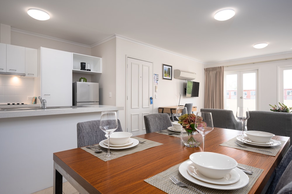 MainStay Suites Kew 37/60