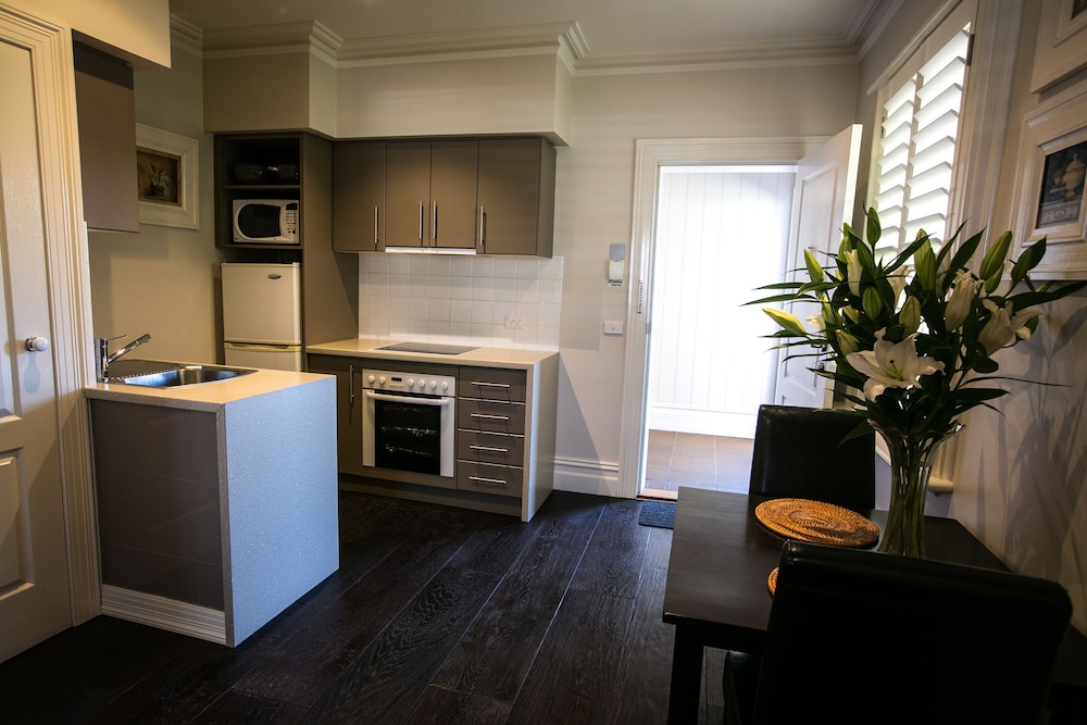 GALLERY APARTMENTS 3/38