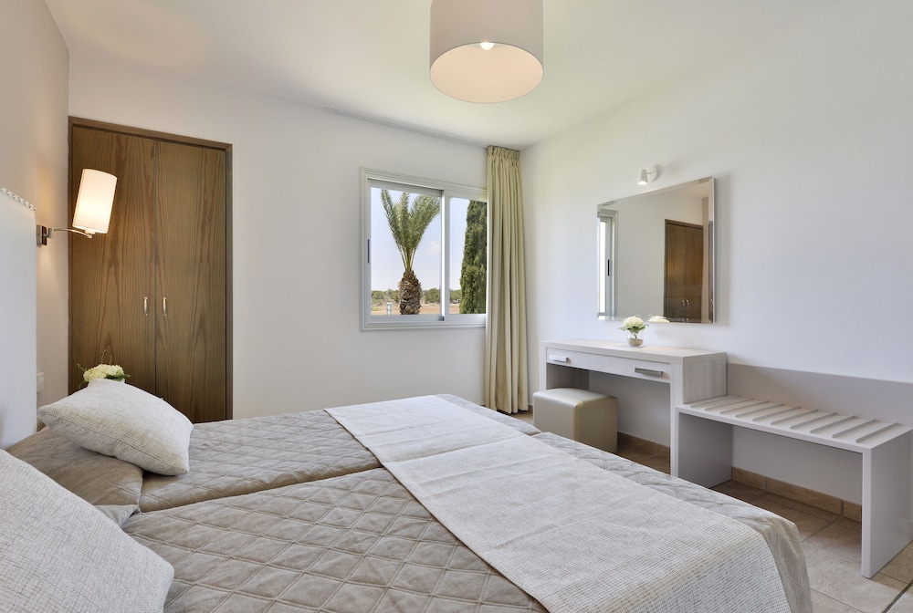 Makronisos Holiday Village 12/50