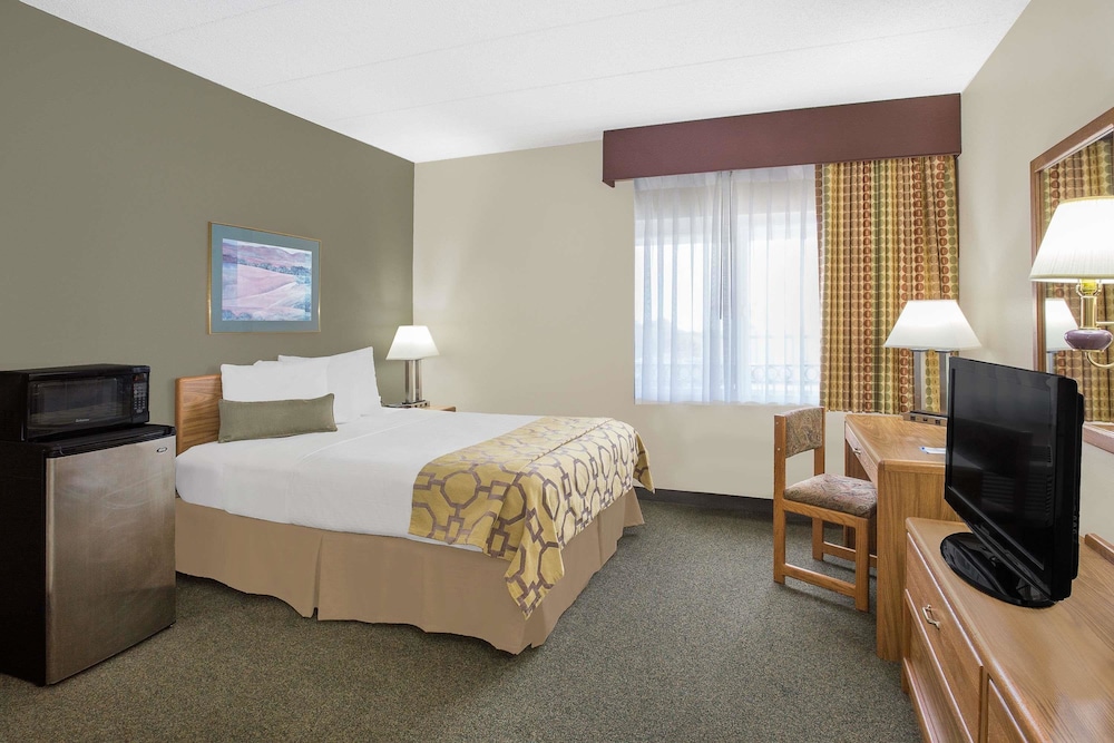 Baymont By Wyndham Janesville 12/23