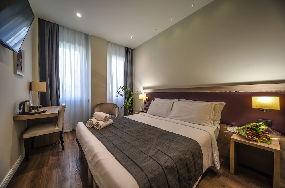 ROOM, DOUBLE OR TWIN BED