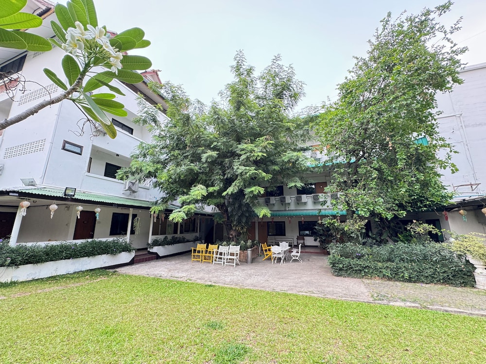 Collection O Khu Mueang near Tha Phae Gate formerly Lai Thai Guesthouse 49/64