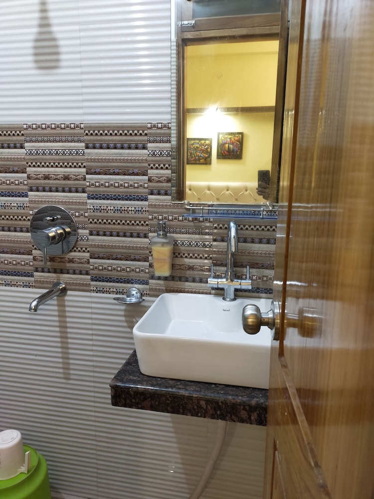 Hotel Prabhat 47/50