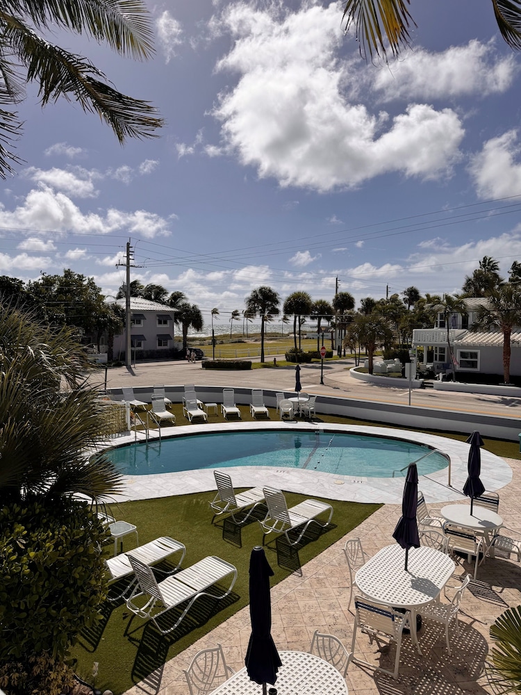 Coral Key Inn 63/71