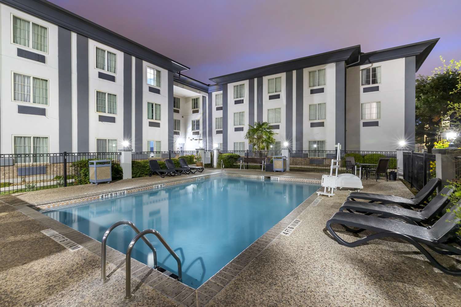 Best Western Medical Center North Inn and Suites Near Six Flags 36/37