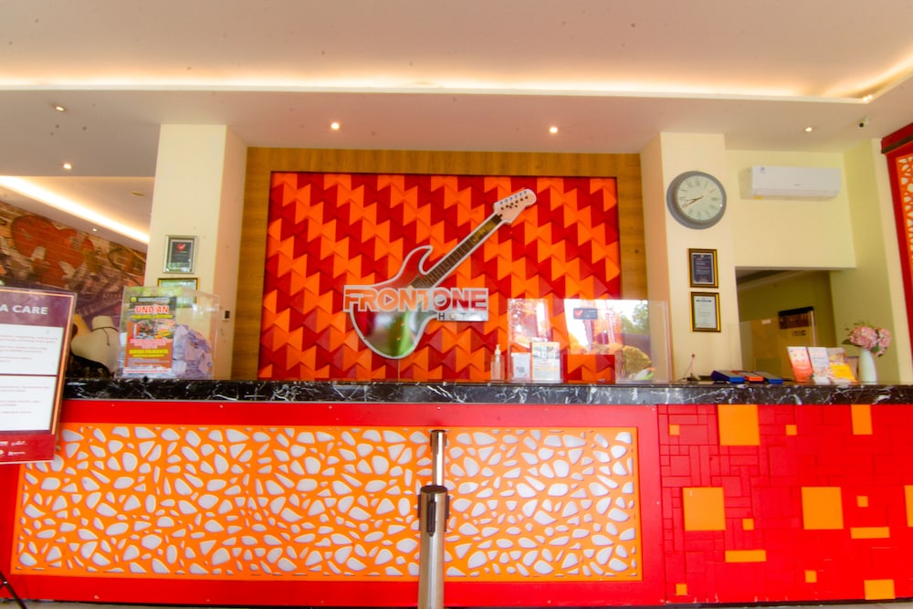 Front One Hotel Purwodadi 11/72