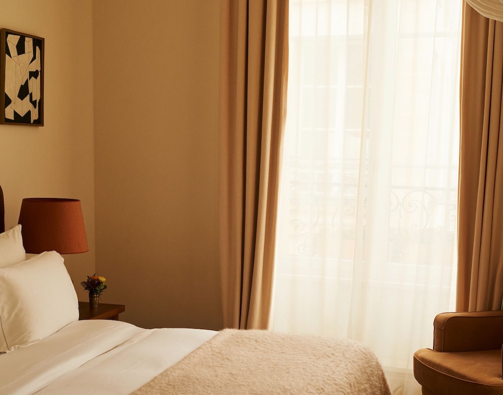 DELUXE, DOUBLE BED, BATHTUB