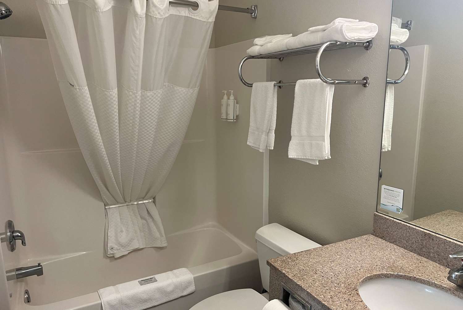 Days Inn & Suites by Wyndham Columbus NE 18/20