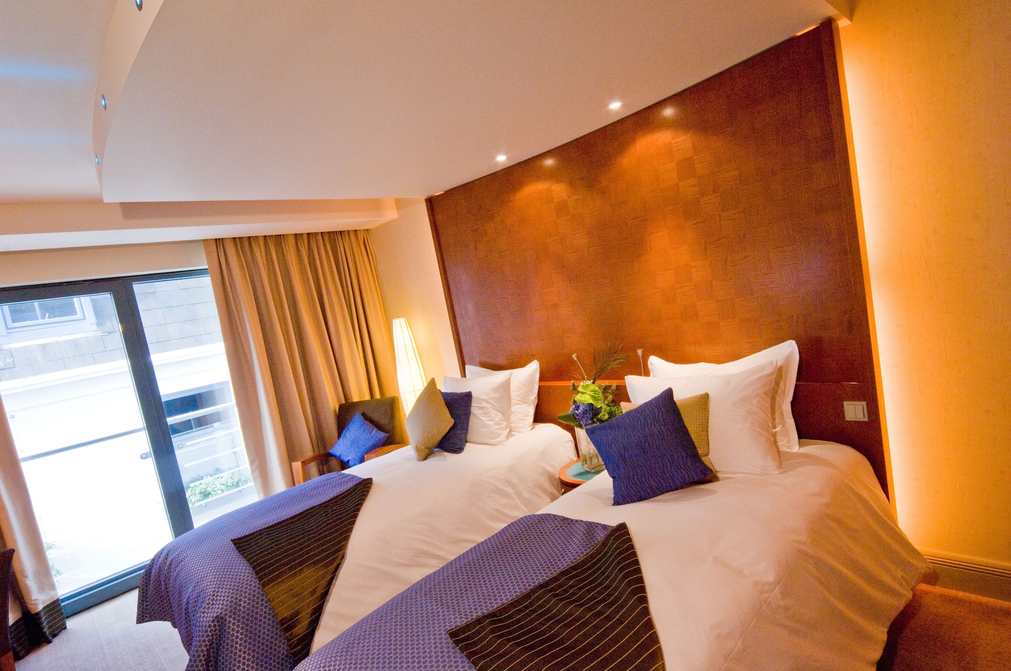 GOLD, TWIN BEDS