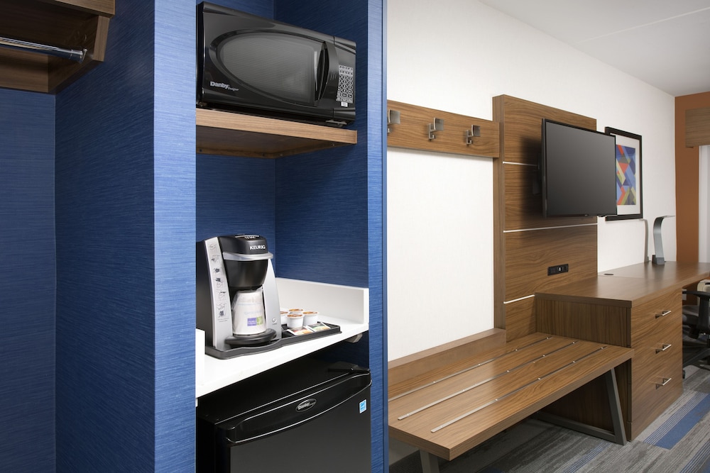Holiday Inn Express & Suites San Antonio North - Windcrest 16/36