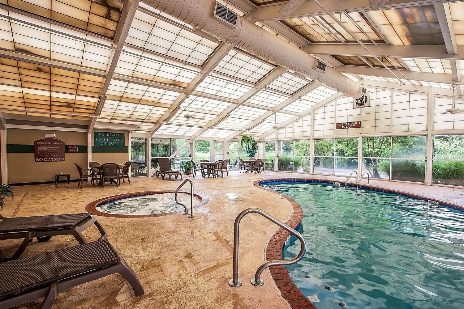 La Quinta Inn & Suites by Wyndham Memphis I-240 7/15