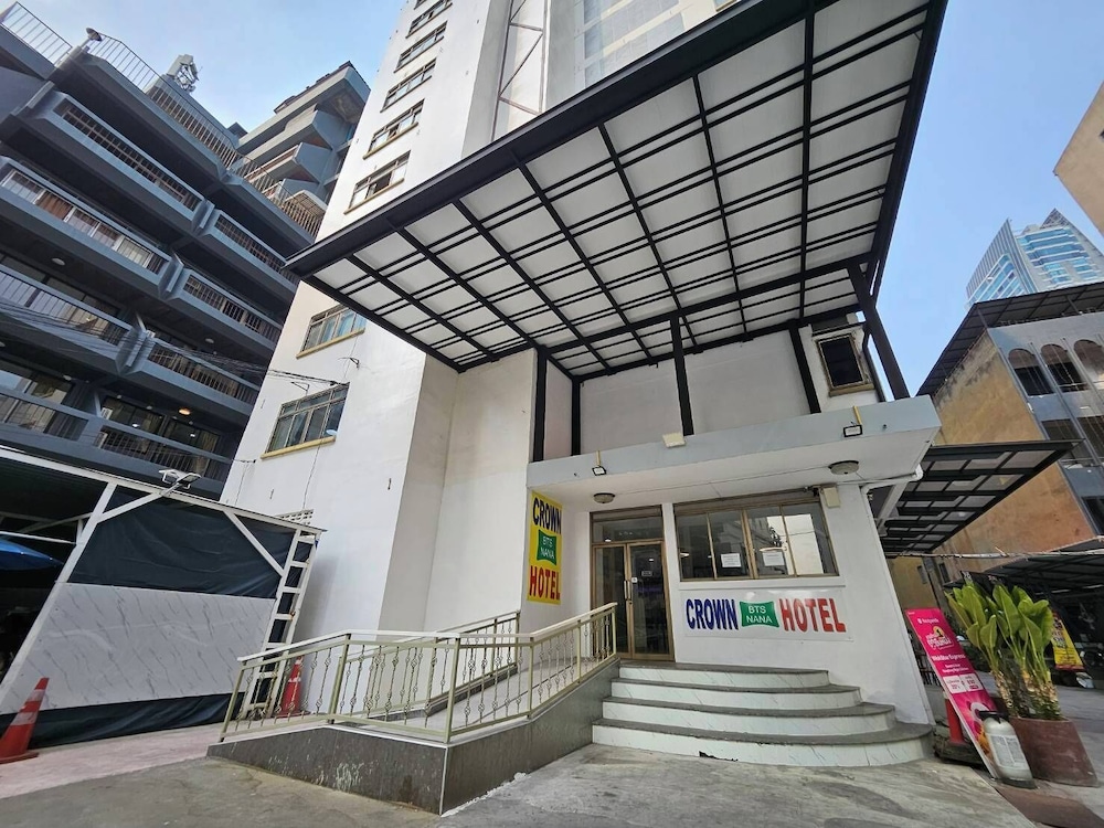 OYO 299 Crown BTS Nana Hotel 38/43