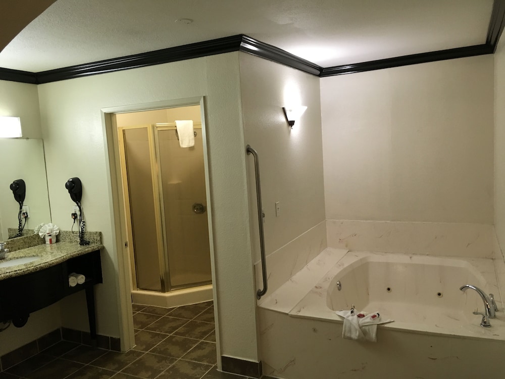 Ramada By Wyndham Ontario 9/31