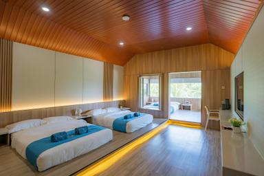 Signature, Plus, Family, 3 Queen Beds