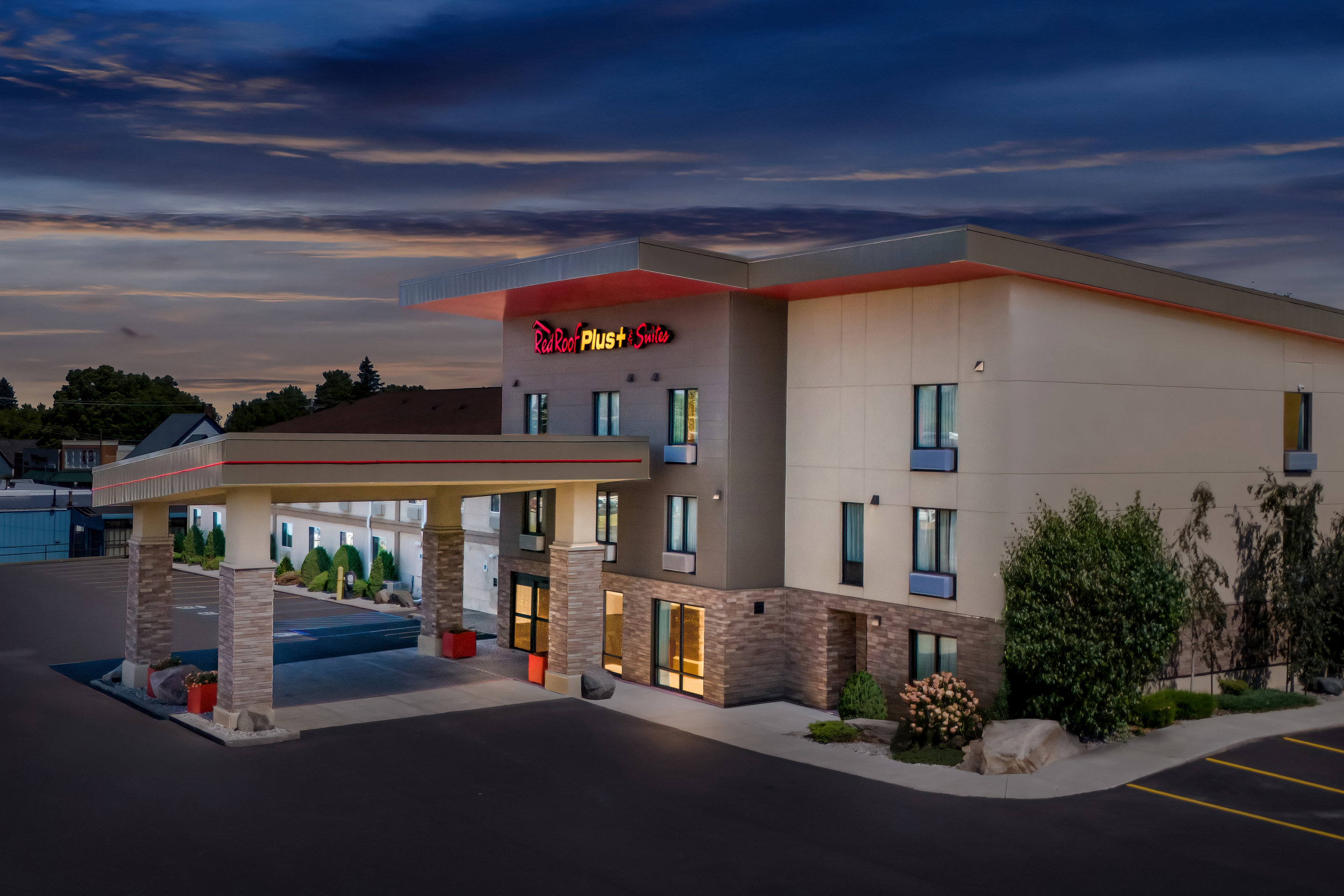 Red Roof Plus Suites Malone 2/40