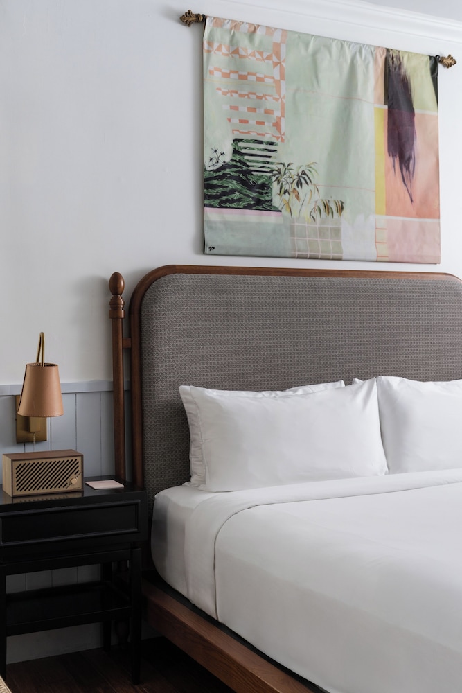 ROOM, KING BED