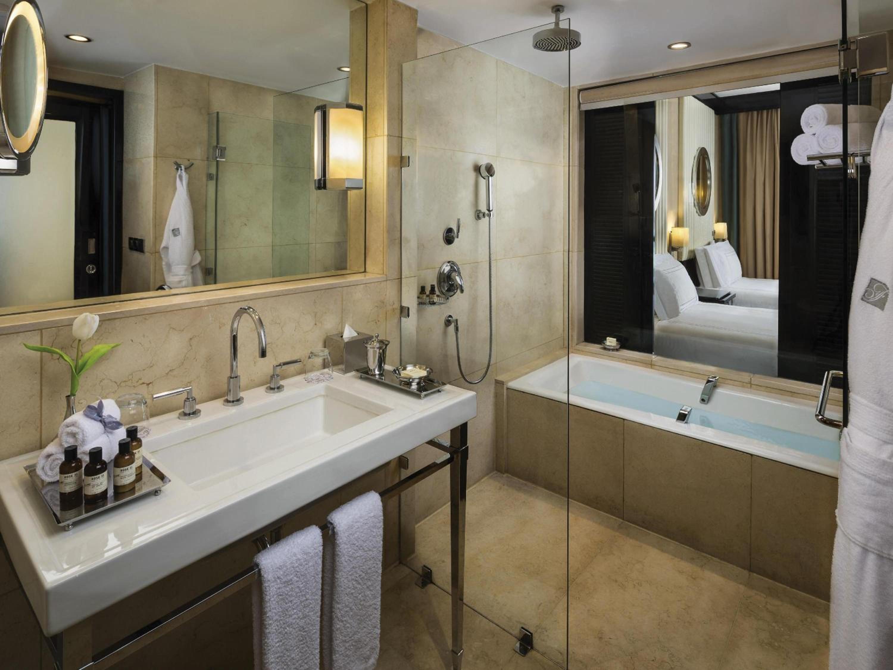 Fairmont Gold, King Bed, Partial River View, Lounge Access، Fairmont Nile City Hotel 4/8