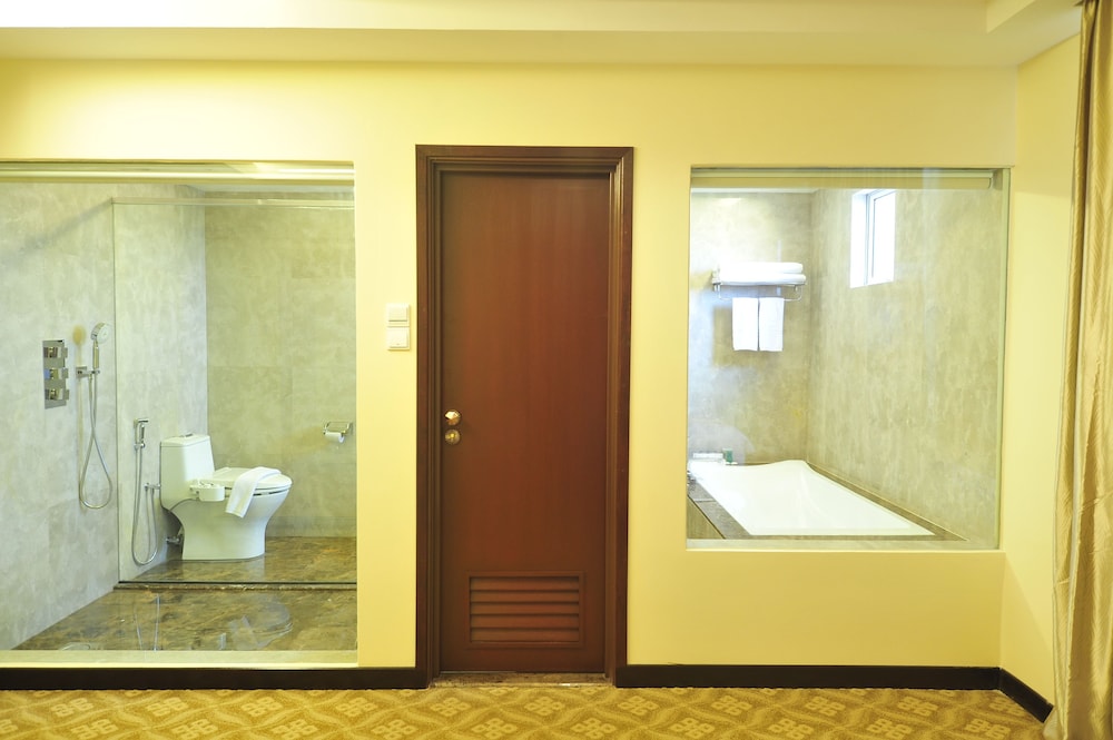 HALLMARK CROWN HOTEL 56/59