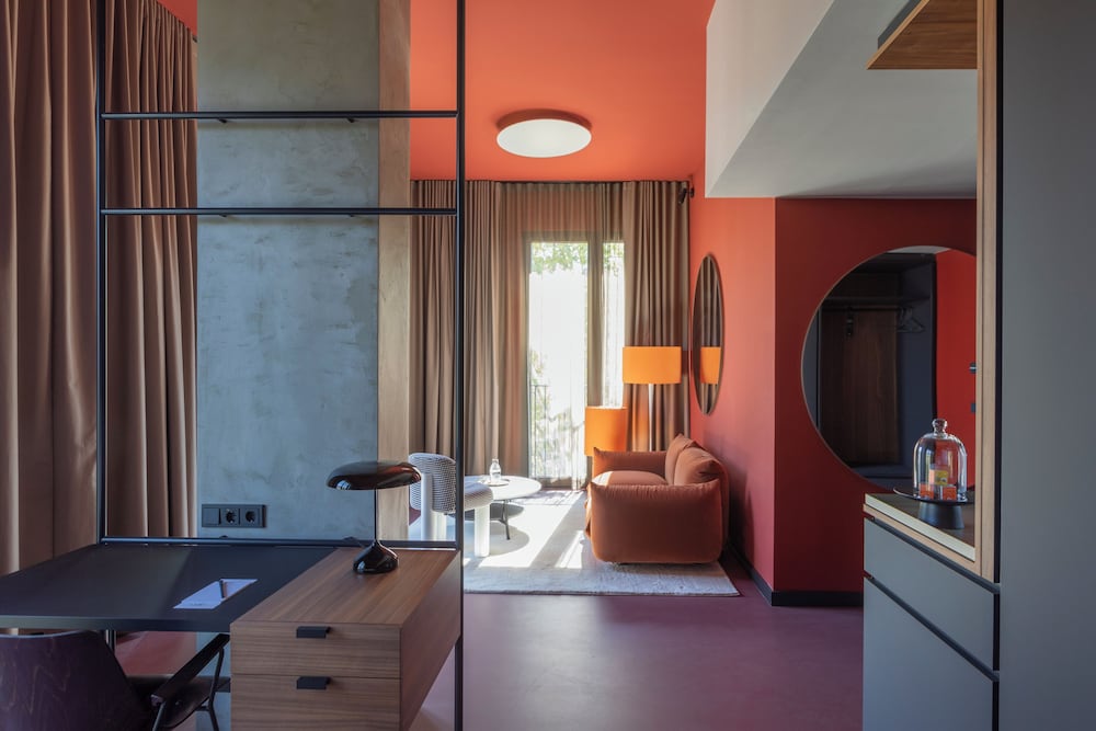 EmiLu Design Hotel 50/50