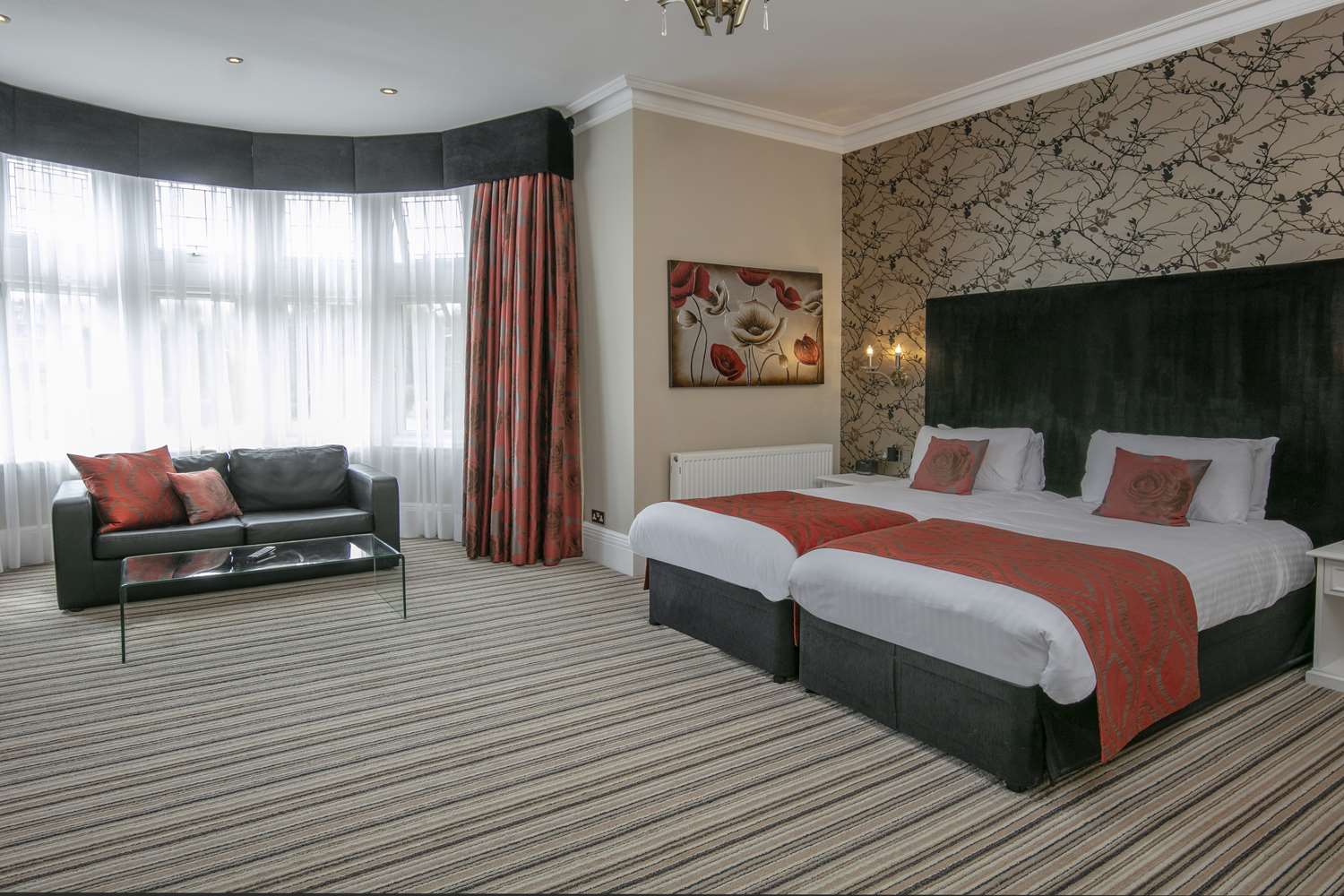 Super, Twin Beds, Partial View, Sofa