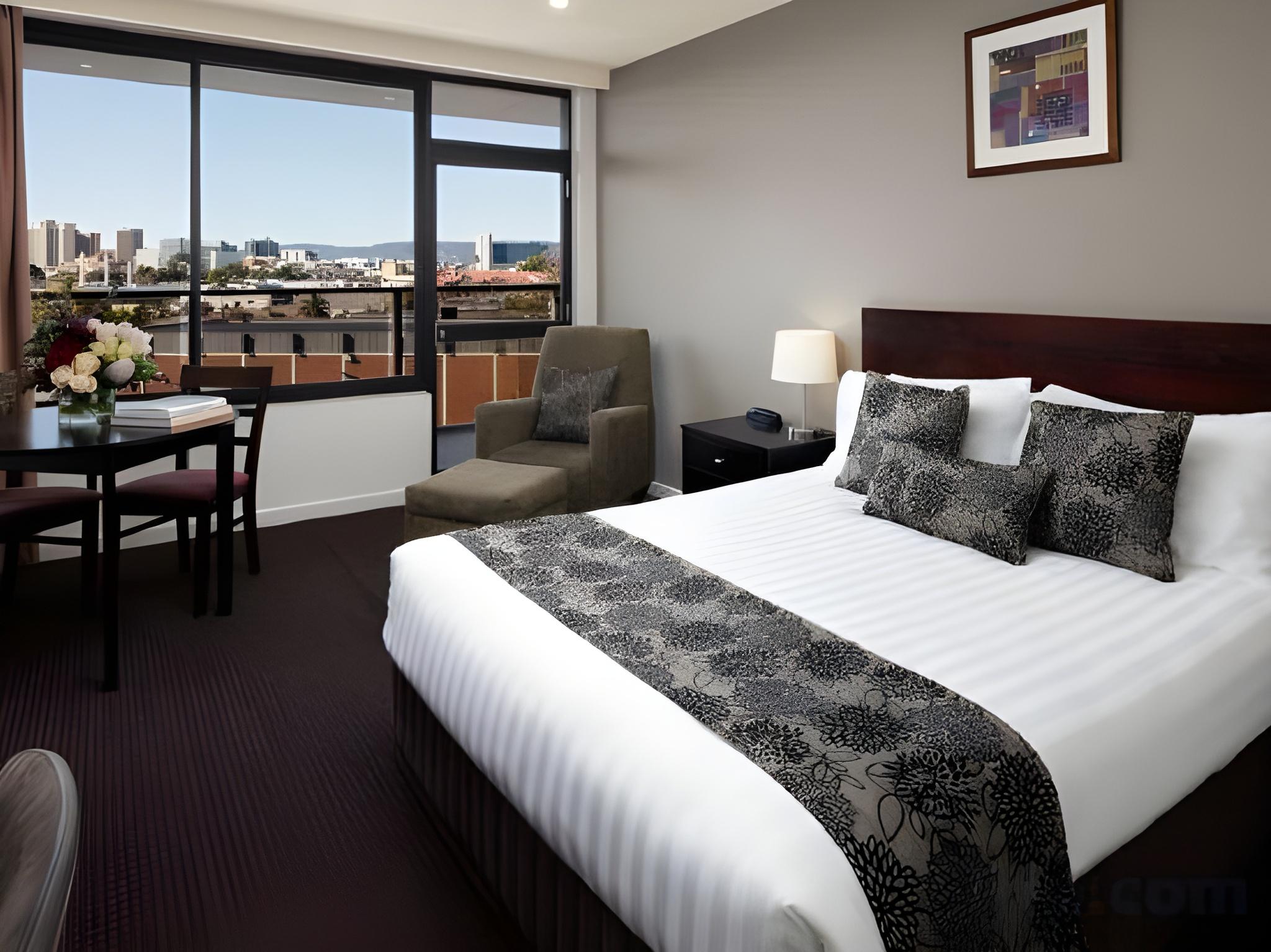 Superior, Queen Bed, City View