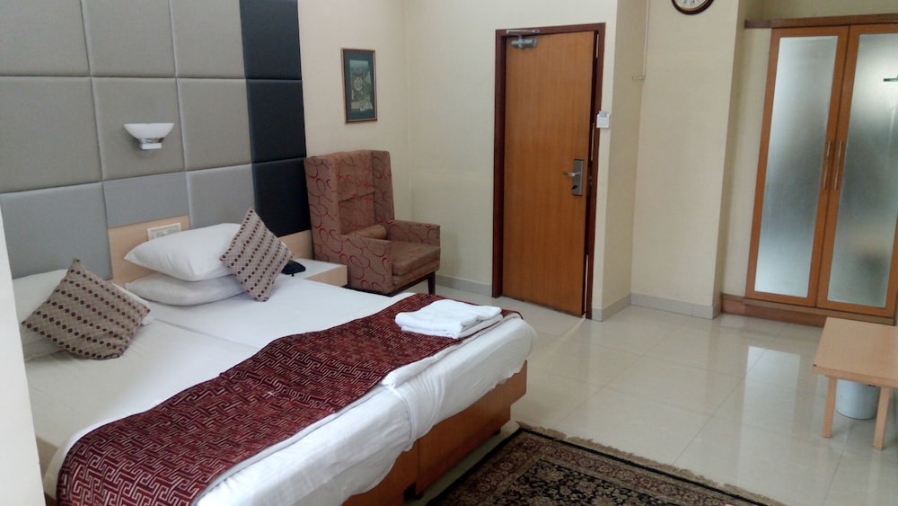 Bentley Hotel Churchgate 16/24