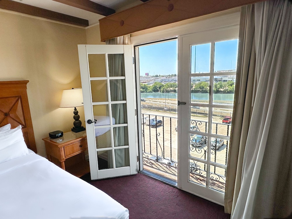 SUITE, KING BED, RIVER VIEW, SOFA