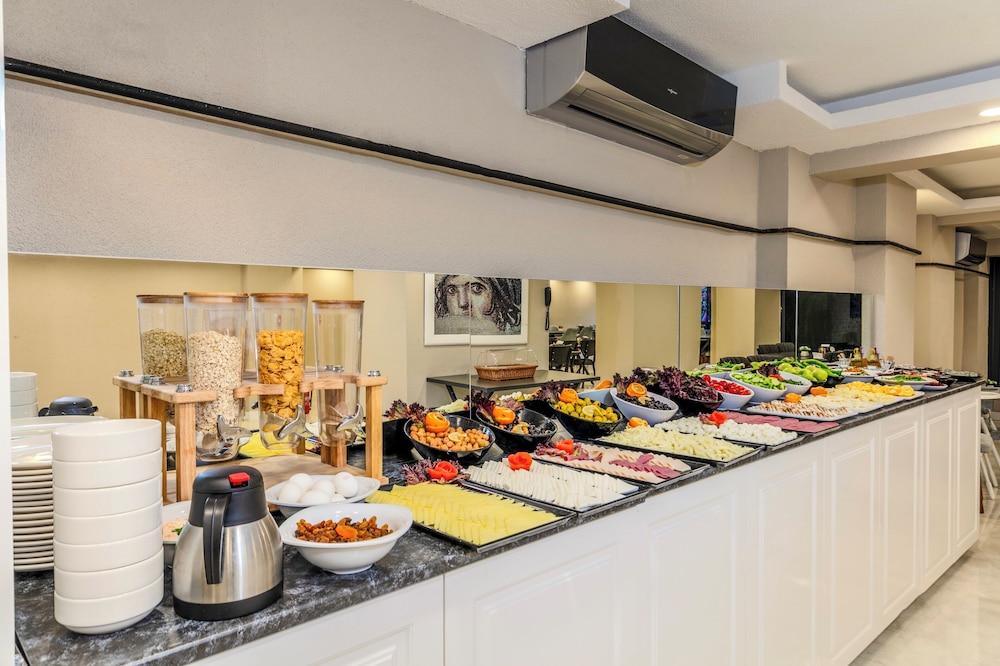 Roys Hotel & Suites 33/50
