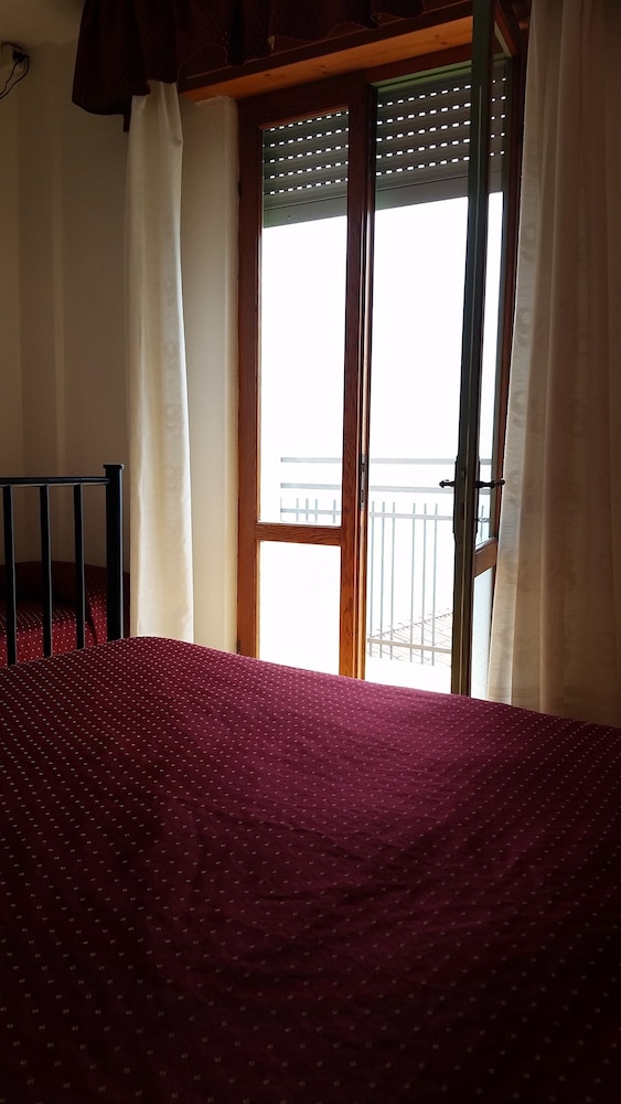 STANDARD, DOUBLE OR TWIN BED, LAKE VIEW, BALCONY