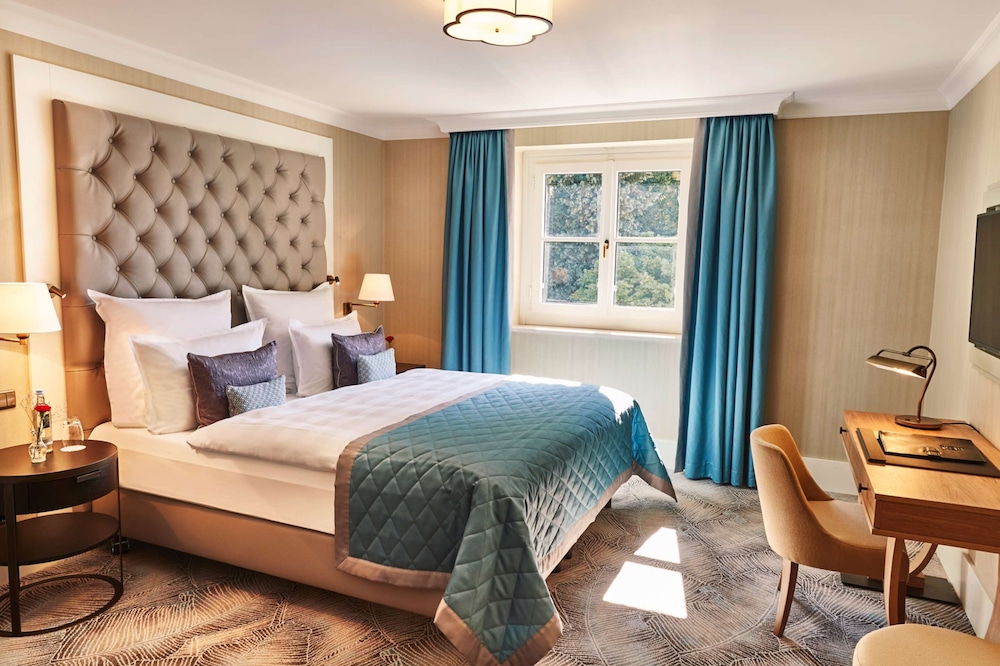 Deluxe, King Bed, Rhale View