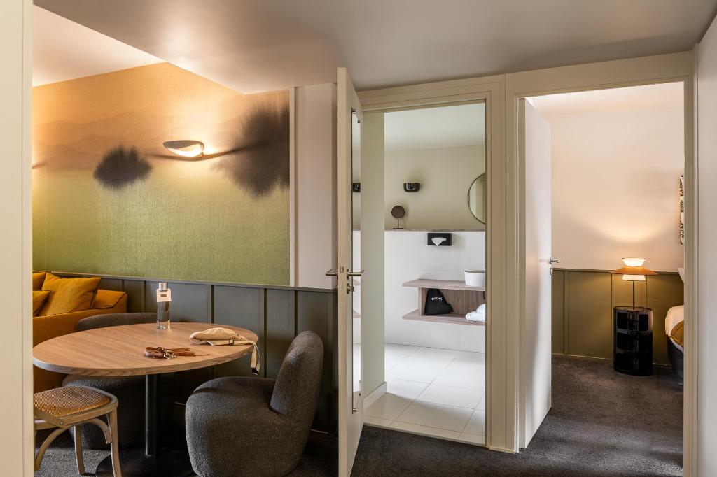 Privilege, Suite, Queen Bed, Sofa